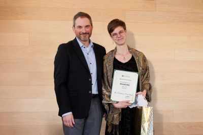Dr. Shaw receives award.