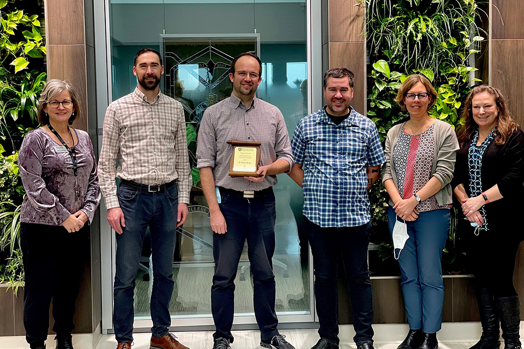 Left to right: UGME staff Sherry Pederson, Dr. Greg Malin (MD, PhD), Dr. Joshua Lloyd (MD), Dr. Meredith McKague (MD) and Dr. Jennifer Chlan (PhD) with Dr. Kelsey Brose (MD) (third from left) (Photo: Krista Sanderson)