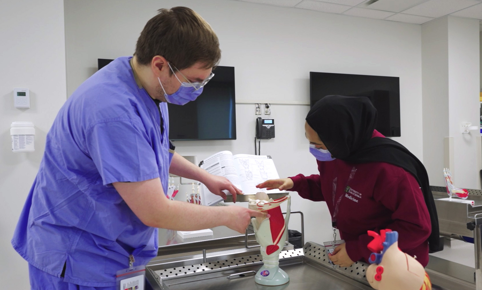 Kirrat Ahmed, right, a MD student at the University of Saskatchewan College of Medicine, and Jordan Duczek, a staff member, study a model in the anatomy lab at Regina campus. Feb. 23, 2023. (Photo: Davis Frerichs)